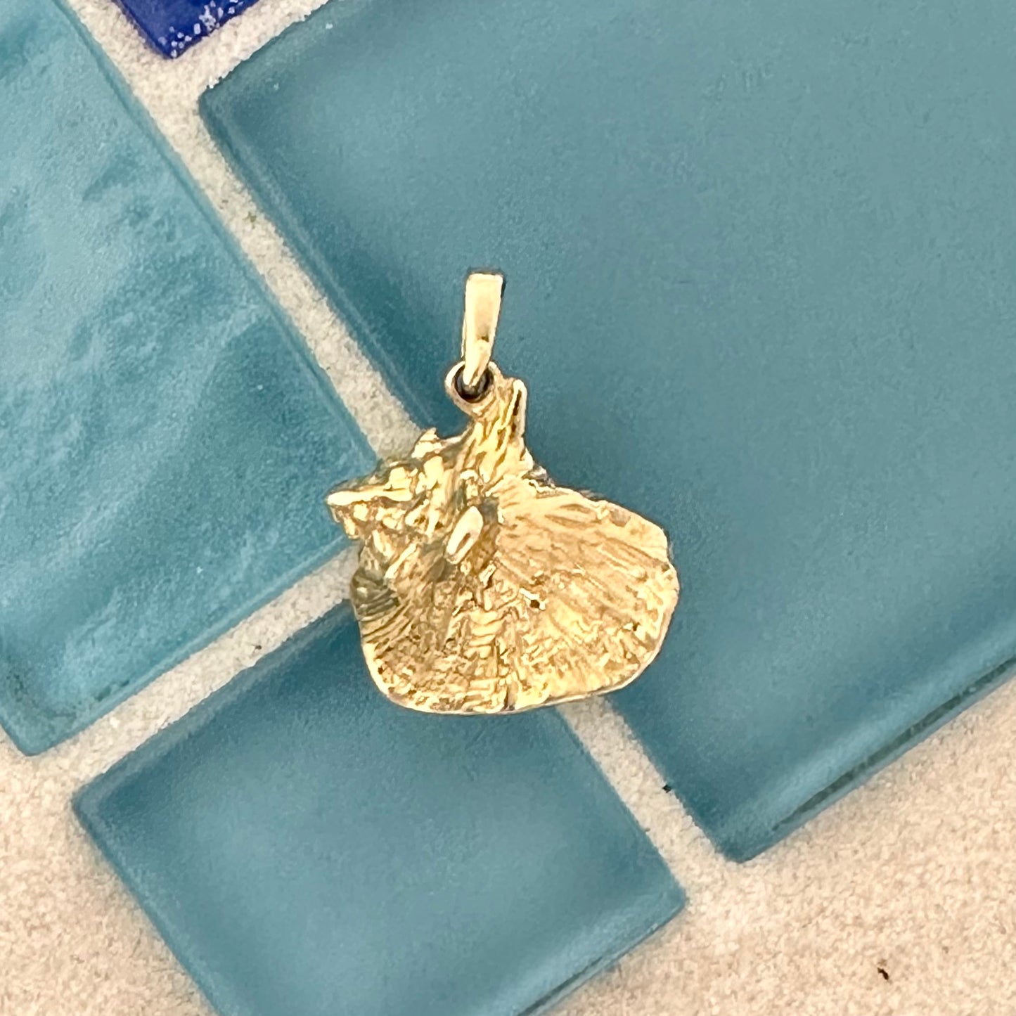 14k Yellow Gold Conch With Pink And White Enamel Pendant