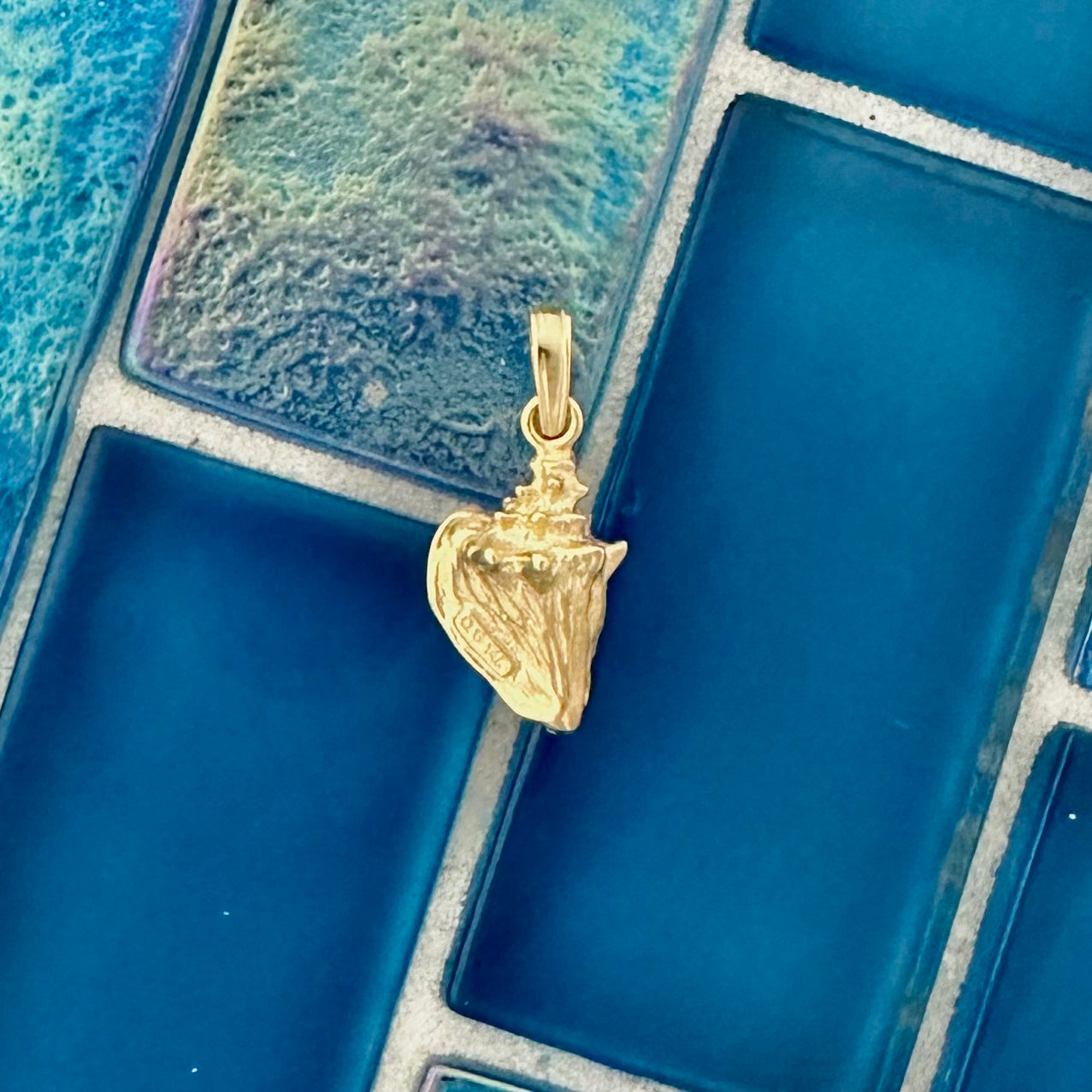 14k Yellow Gold Small Enamel Conch Pendant