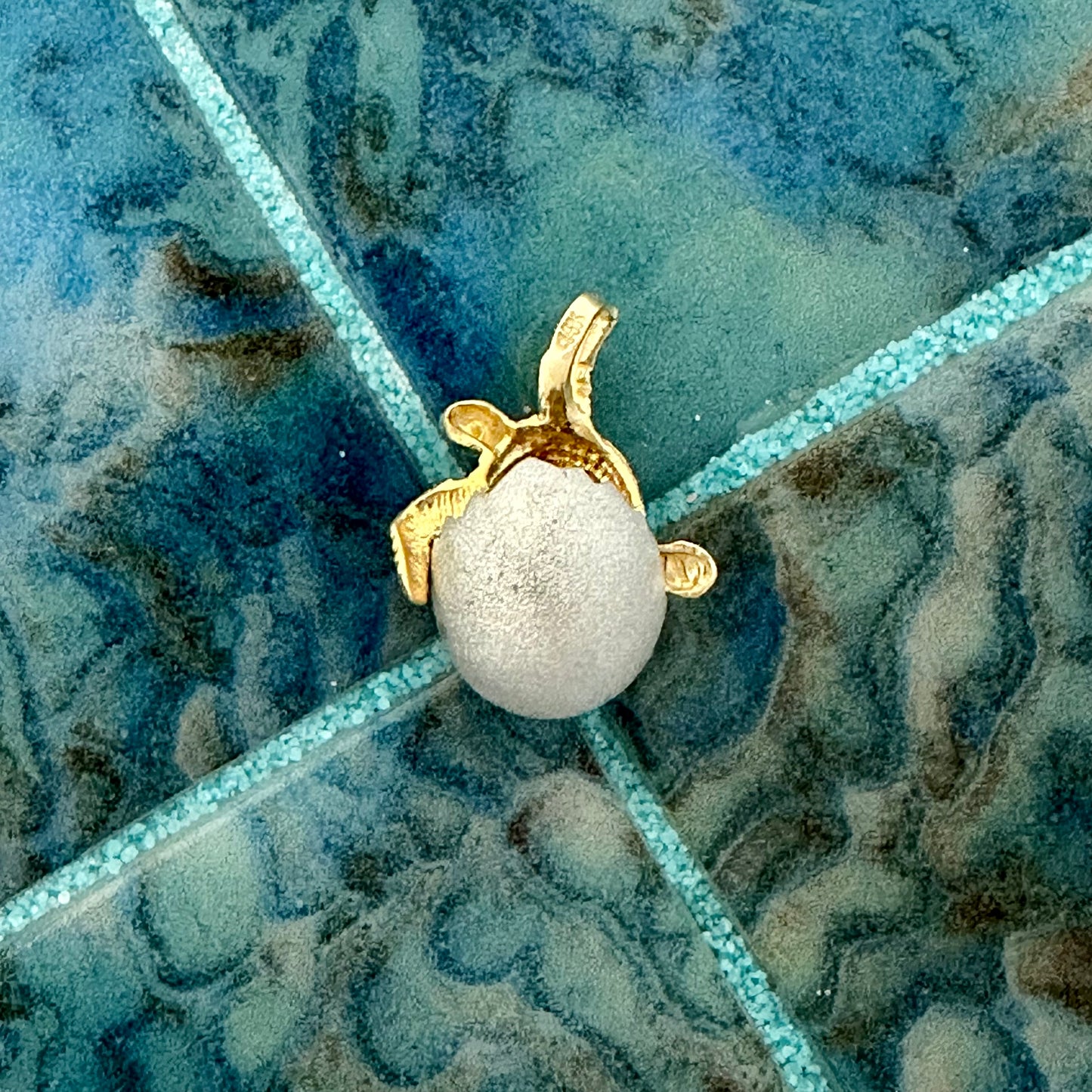 14k 2-Tone Movable Hatching Turtle Pendant