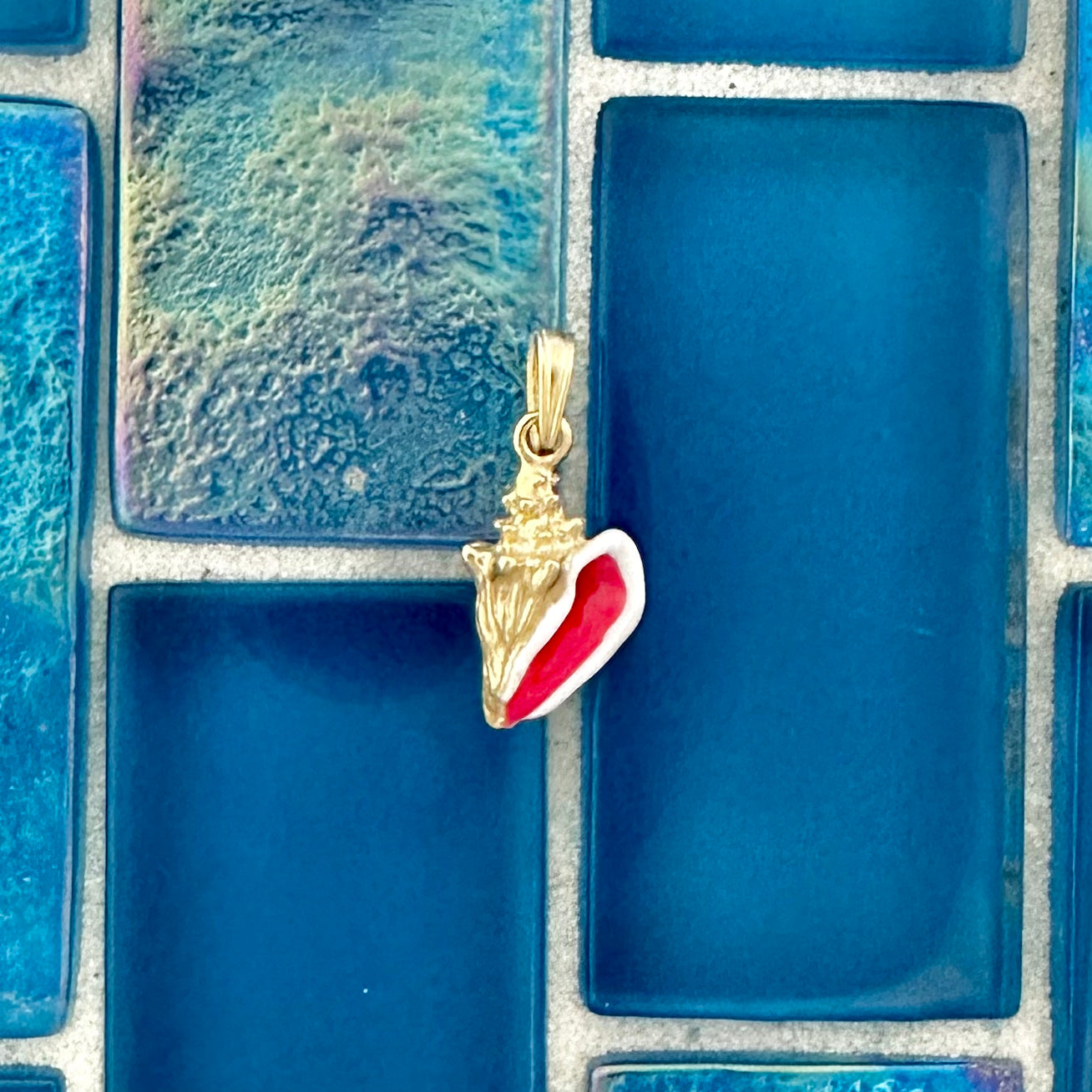 14k Yellow Gold Small Enamel Conch Pendant