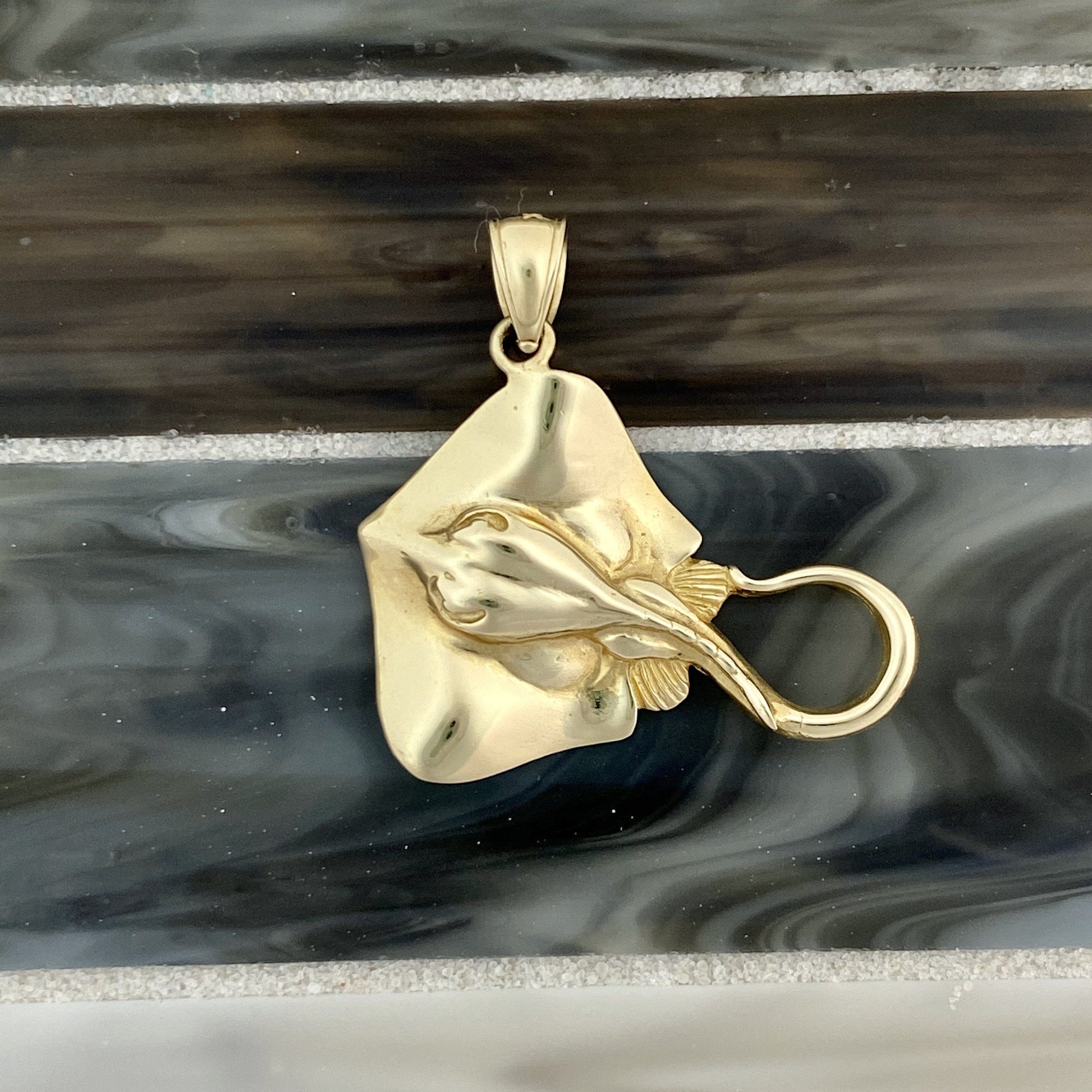 14k Yellow Gold Stingray Pendant - DePaulas