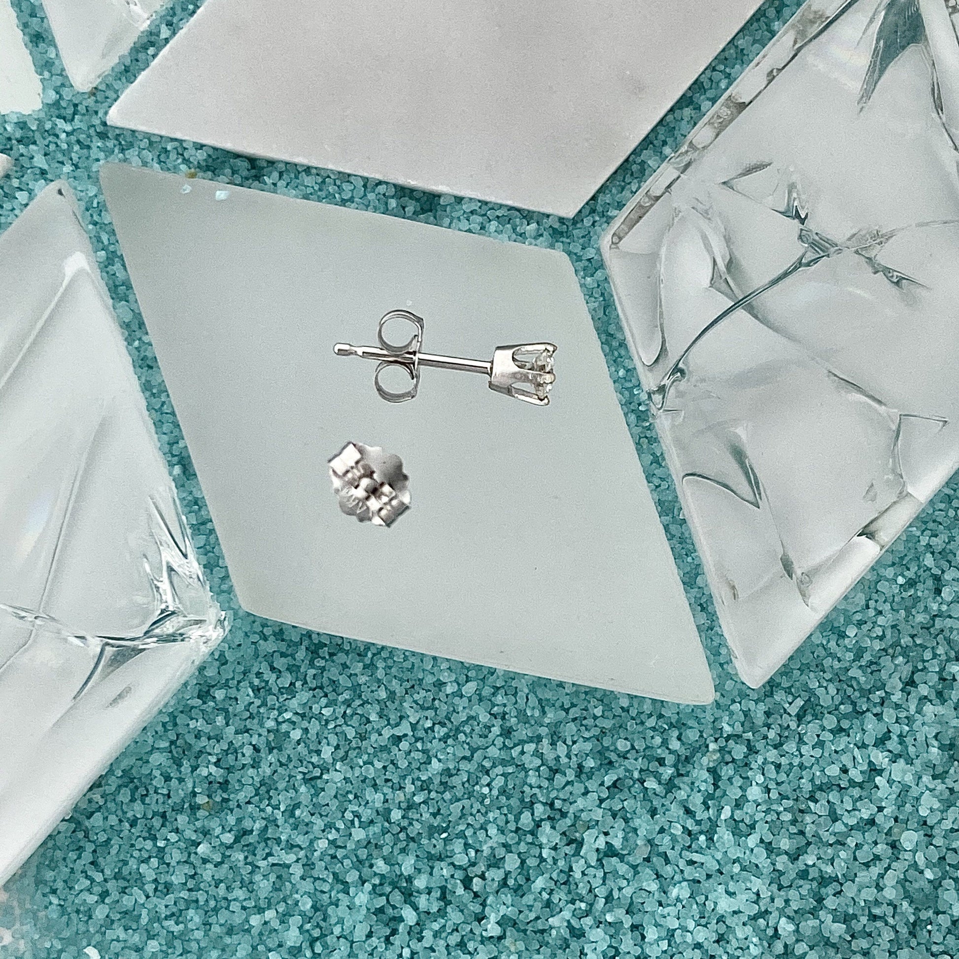14k White Gold Diamond .20cttw Post Earrings - DePaulas
