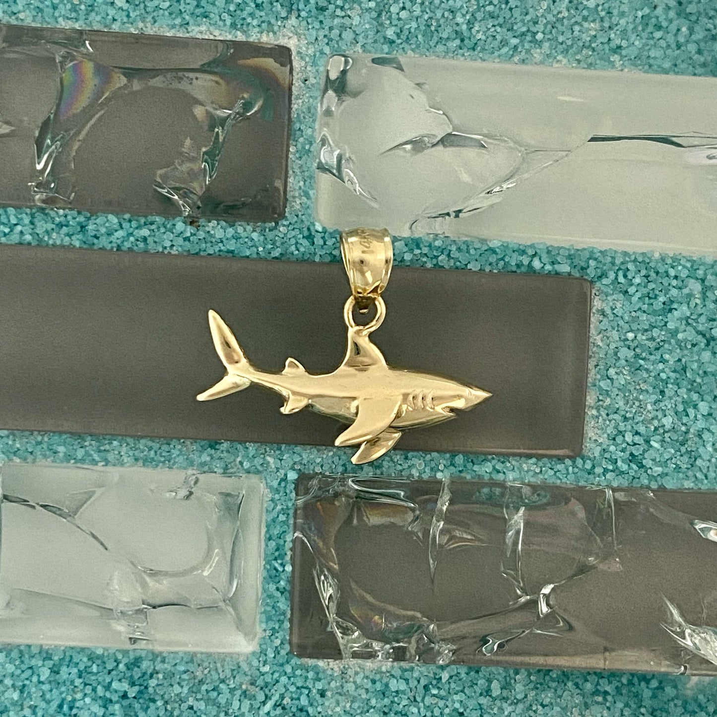 14k Yellow Gold Small Shark Pendamt