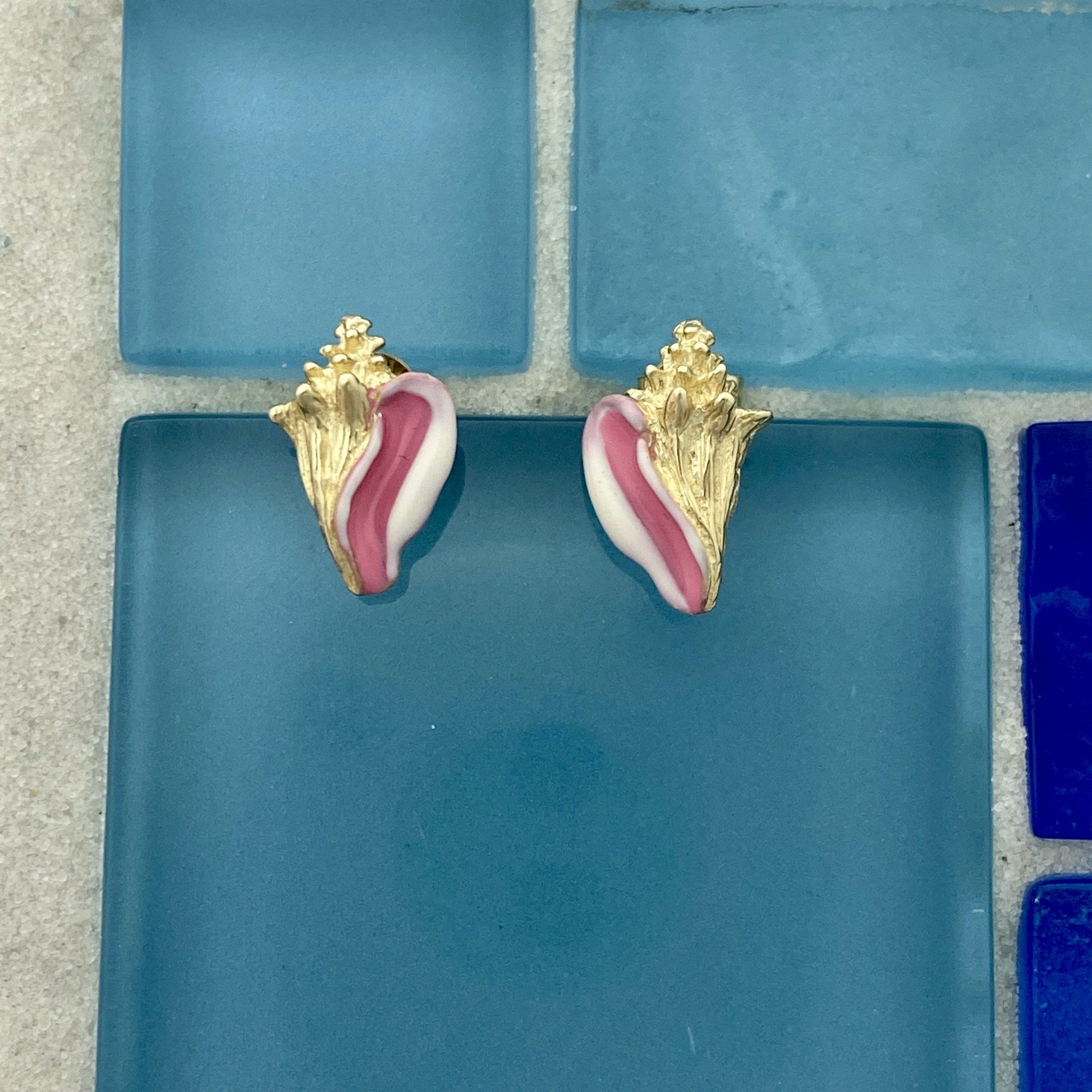 14k Yellow Gold Conch With Enamel Post Earrings - DePaulas