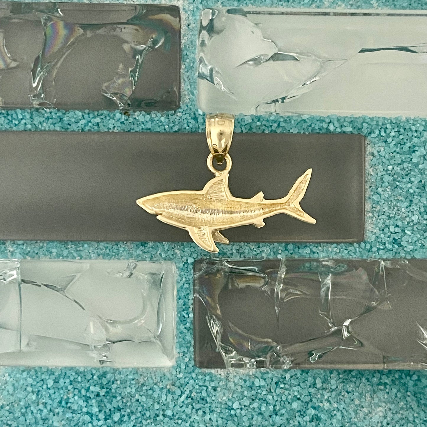 14k Yellow Gold Small Shark Pendamt